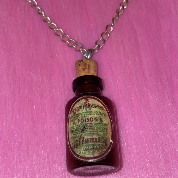 Poison bottle necklace ☠️ - Picture 3 of 6